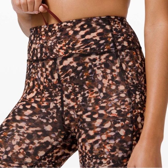 Lululemon Invigorate High-Rise Tight 25"
Motion Flux Multi - Picture 3 of 6